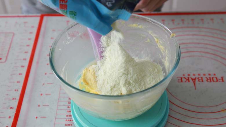 菠萝奶酥吐司,加入奶粉，用刮刀拌匀至无粉状态。