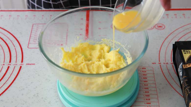 菠萝奶酥吐司,将软化的黄油和糖粉搅拌均匀，然后一次性加入蛋黄液继续搅拌