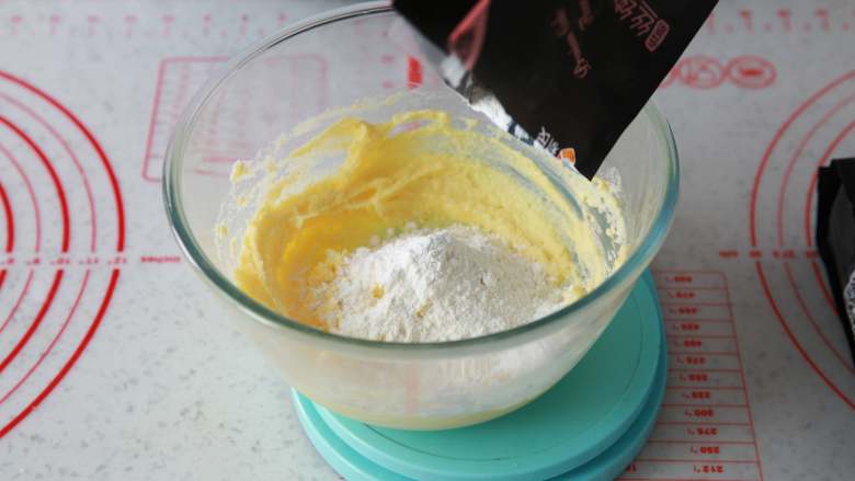 菠萝奶酥吐司,再依次倒入奶粉、泡打粉、高粉、低粉，翻拌均匀，拌至光滑不粘手即可