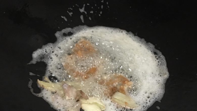 干炸虾仁,油锅多油，放蒜子姜丝爆然后放虾仁
