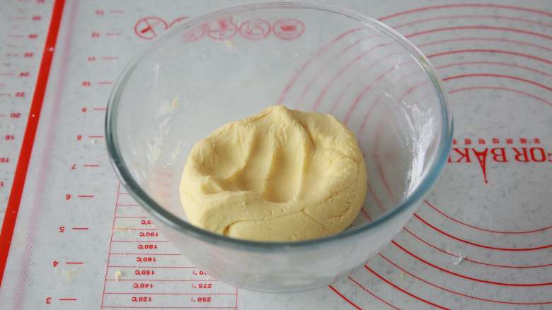 菠萝奶酥吐司,菠萝皮盖上保鲜膜，放入冰箱冷藏待用