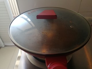 红烧猪小排,盖锅盖炖90分钟左右就好了，开锅后关中火。