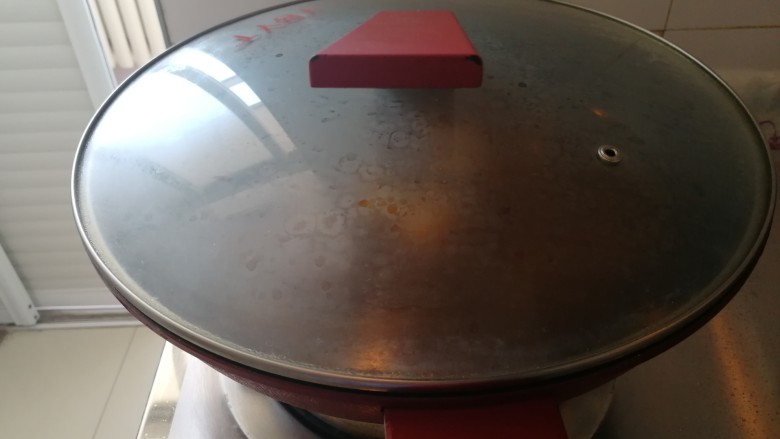 红烧猪小排,盖锅盖炖90分钟左右就好了，开锅后关中火。