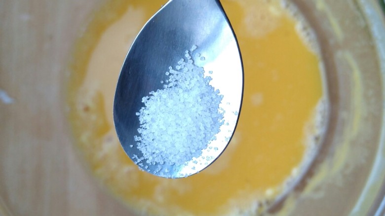 简单营养的快手早餐――葱花鸡蛋饼,加入适量的盐。