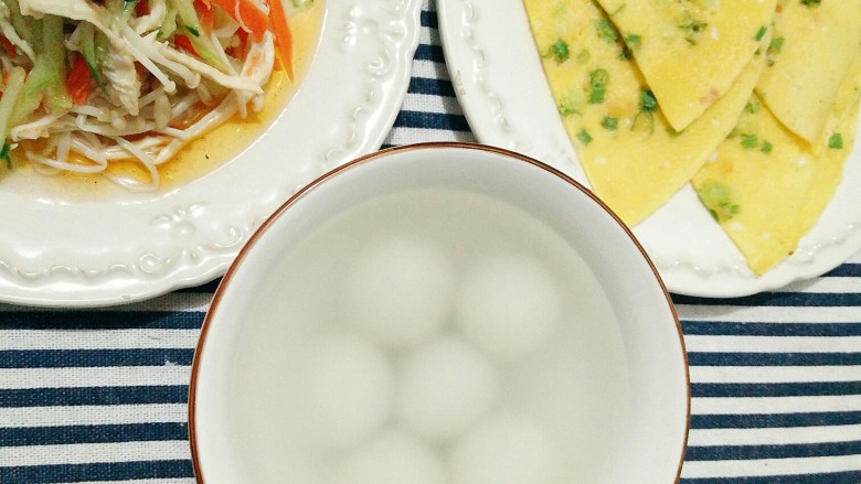 简单营养的快手早餐――葱花鸡蛋饼,搭配小白和汤圆就是一顿丰富的早餐。