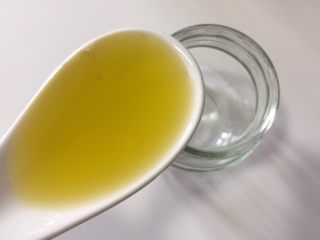 油醋汁冰草沙拉,准备一个小的有盖的空瓶子，加入3大勺橄榄油