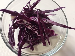 油醋汁冰草沙拉,紫甘蓝洗一两片切丝备用