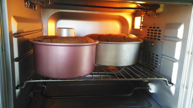 可可戚风蛋糕,放入预热好的烤箱中下层上下火160度，30分钟时取出6寸的，8寸的继续烤20分钟后出炉