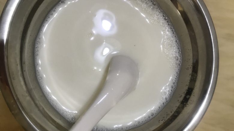 牛奶馒头,白糖加入到牛奶里，再加一点温水