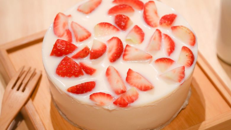 水果慕斯蛋糕（草莓版）,在冰箱再冷藏1个小时就完成啦！