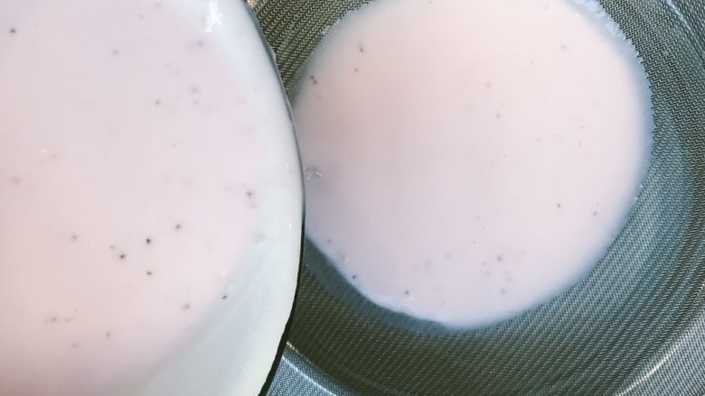 水果慕斯蛋糕（草莓版）,加入调制好的草莓酸奶浆