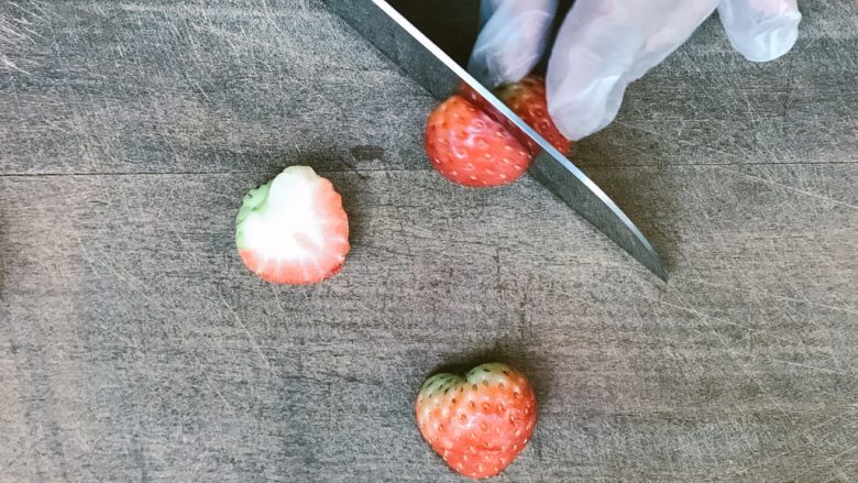 水果慕斯蛋糕（草莓版）,将草莓切块