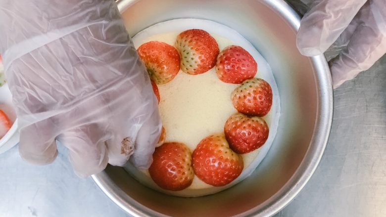 水果慕斯蛋糕（草莓版）,摆好草莓造型