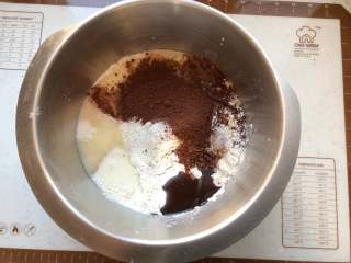 香浓巧克力栗子吐司,将面团材料中除去黄油和盐和巧克力豆以外的材料放入厨师机盆里，开始揉面