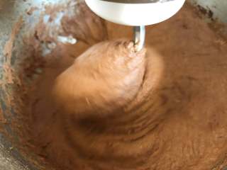香浓巧克力栗子吐司,揉到扩展阶段时加入黄油和盐继续揉面