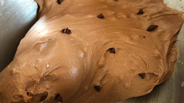 香浓巧克力栗子吐司,揉到巧克力均匀分布在面团中，面团状态达到完全阶段