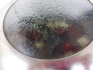 苹果红枣水,盖盖子小火煮，大概15分钟