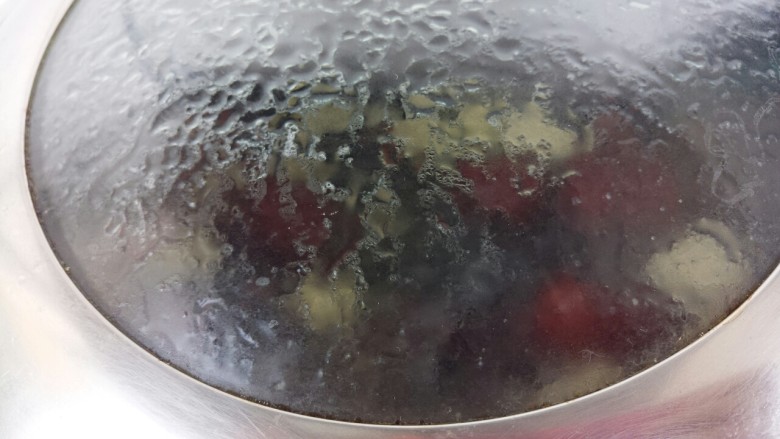 苹果红枣水,盖盖子小火煮，大概15分钟