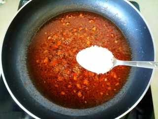 茄汁鹌鹑蛋,加入白糖翻炒均匀