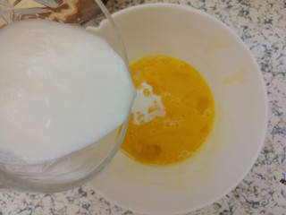 牛奶鸡蛋黄油土司,把牛奶倒入鸡蛋液中