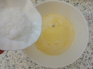 牛奶鸡蛋黄油土司,把糖加入到牛奶鸡蛋混合液中