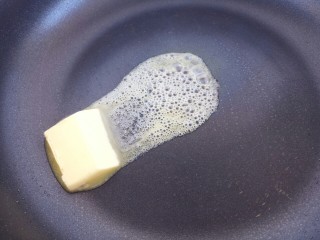 牛奶鸡蛋黄油土司,锅里小火融化黄油