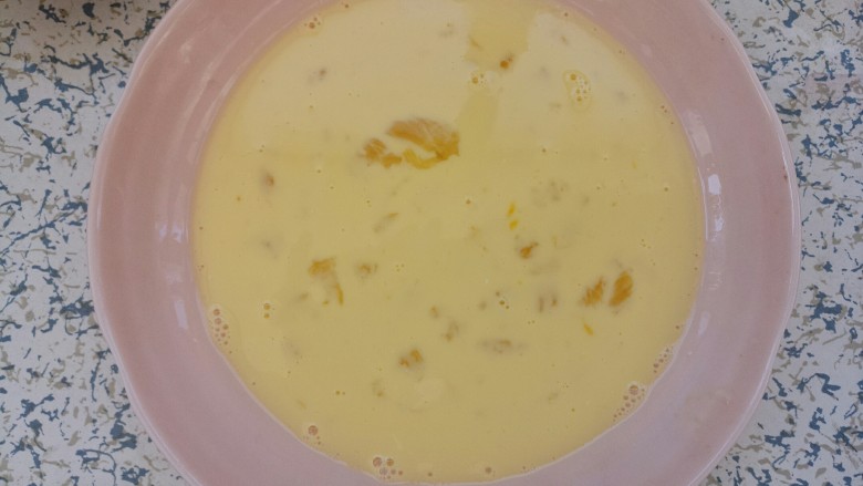 牛奶鸡蛋黄油土司,搅拌均匀