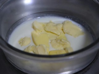 堡尔美克奶油水果杯,26克黄油和牛奶放在一个玻璃碗中，隔热水彻底融化。保温待用。