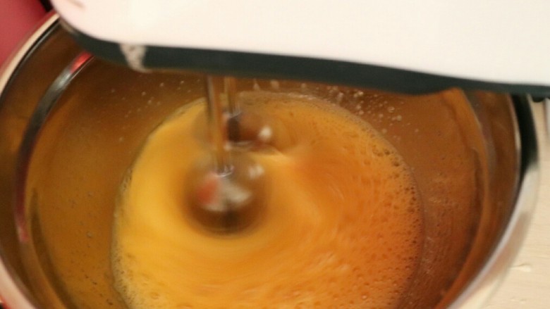 堡尔美克奶油水果杯,用电动打蛋器高速打发至划8字十秒内不消失，如果保持时间短，可再多打几次