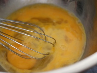 堡尔美克奶油水果杯,鸡蛋打入打蛋盆，用蛋抽搅打均匀