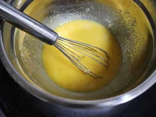 堡尔美克奶油水果杯,一次性放入细砂糖100克，打蛋盆底部坐40度温水，搅打至糖融化
