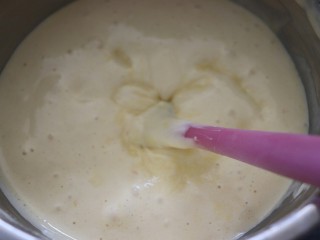 堡尔美克奶油水果杯,拌好后，倒入牛奶黄油液，继续翻拌均匀