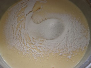 堡尔美克奶油水果杯,筛入低粉，翻拌面糊，直到没有干粉