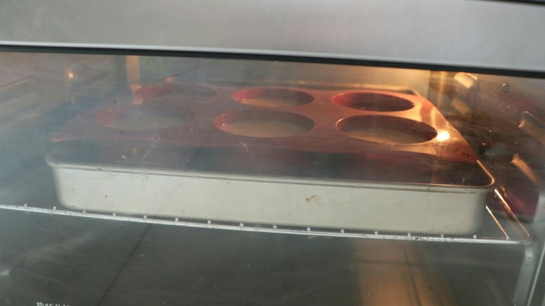 堡尔美克奶油水果杯,放入提前预热好的烤箱，中层，上火150，下火170烤25分钟左右。也可以中下层160度烤半小时。中间看到蛋糕表面上色后加盖锡纸
