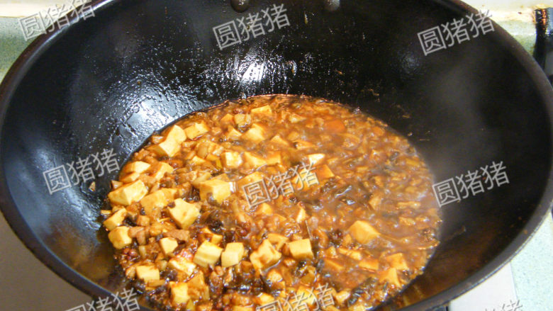 香气溢人——关中燥子面,然后再加入胡萝卜，豆腐，金针菜，黑木耳翻炒均匀，继续 用小火煮上10分钟。