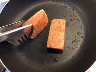 香煎三文鱼,两个侧面分别煎4分钟。