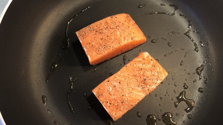 香煎三文鱼,放入三文鱼块，带皮的一面向下。小火慢慢煎4分钟。