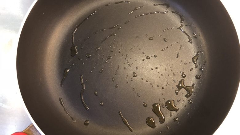 香煎三文鱼,热锅下一点点油。其实不下油也行，因为在煎的时候，三文鱼体内的油脂会随着温度的升高而慢慢渗析出来。