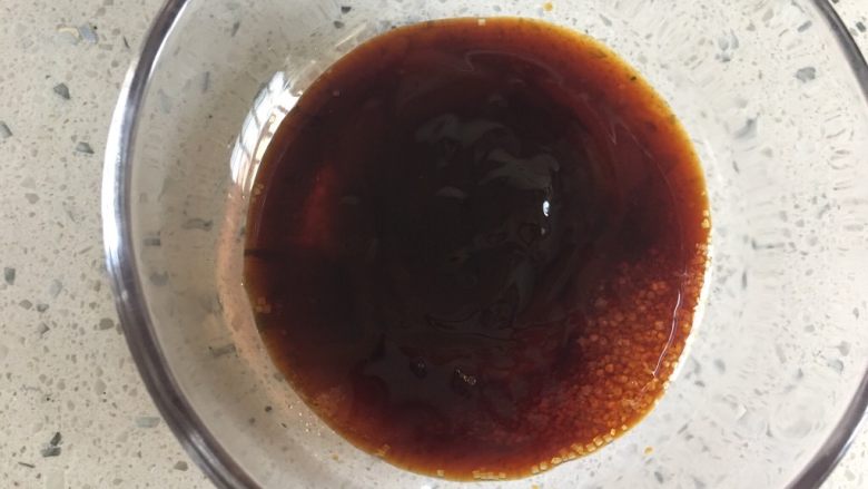烤箱版蒜蓉金针菇粉丝,加入酱油，蚝油，加入水