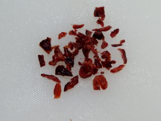 寶寶輔食—蔓越莓山藥糕,蔓越莓切成碎末。