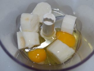 寶寶輔食—蔓越莓山藥糕,加入雞蛋。