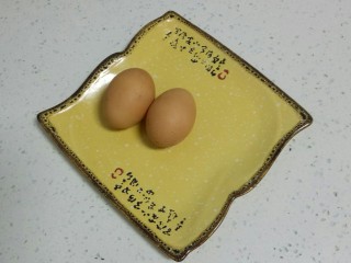 胡萝卜丸子,鸡蛋准备好。