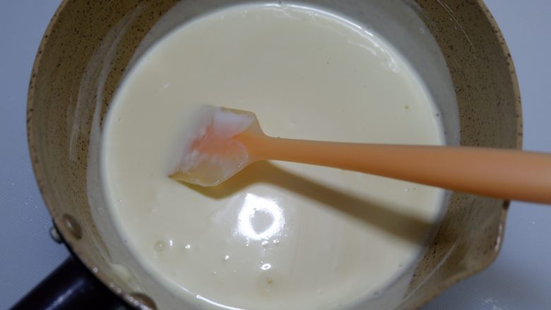 榴莲奶冻,加入奶液中，搅拌均匀至吉利丁片完全融化。