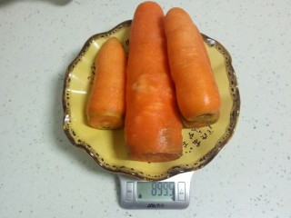 胡萝卜丸子,胡萝卜洗净，我只切了一个大的和一个小的。