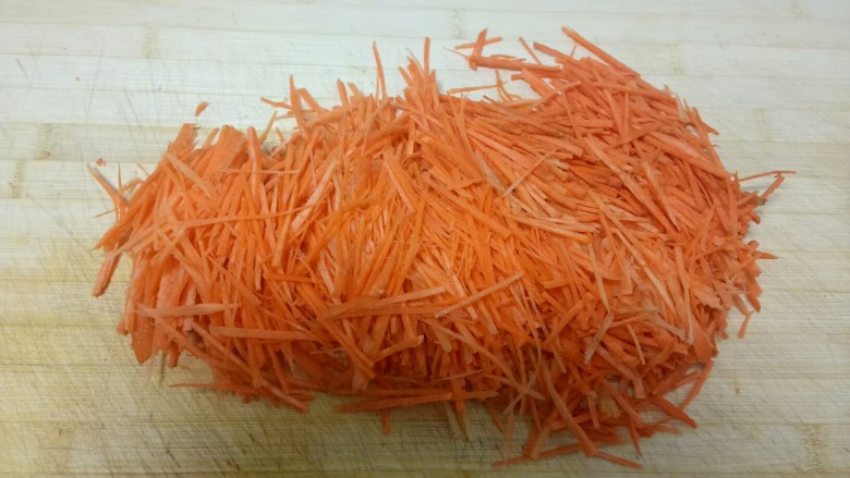 胡萝卜丸子,先切成薄片，再切成丝。