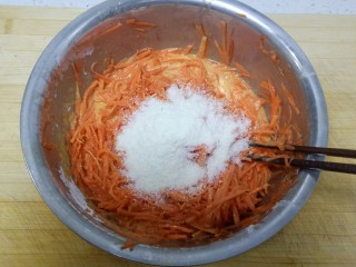 胡萝卜丸子,加入椰蓉搅拌均匀。