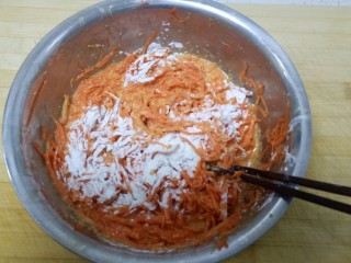 胡萝卜丸子,加入玉米淀粉搅拌均匀。