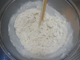 韭菜盒子,80～90度的热水慢慢倒入面粉里，边加边搅拌，搅成絮状。