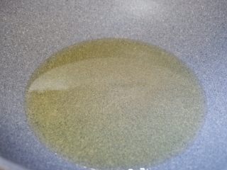 韭菜盒子,锅中热油，倒入蛋液