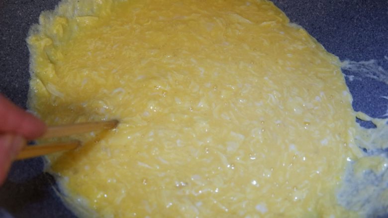 韭菜盒子,一边倒蛋液，一边用筷子快速不停的画圈搅拌，这样炒熟的鸡蛋是很松散的，适合做馅料。